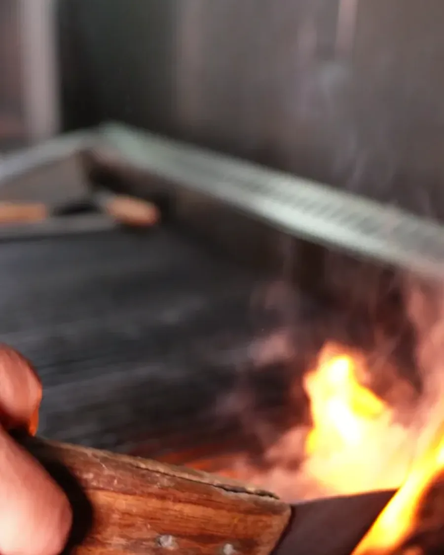 La parrilla de leña de Brasa & Humo en su local de San José