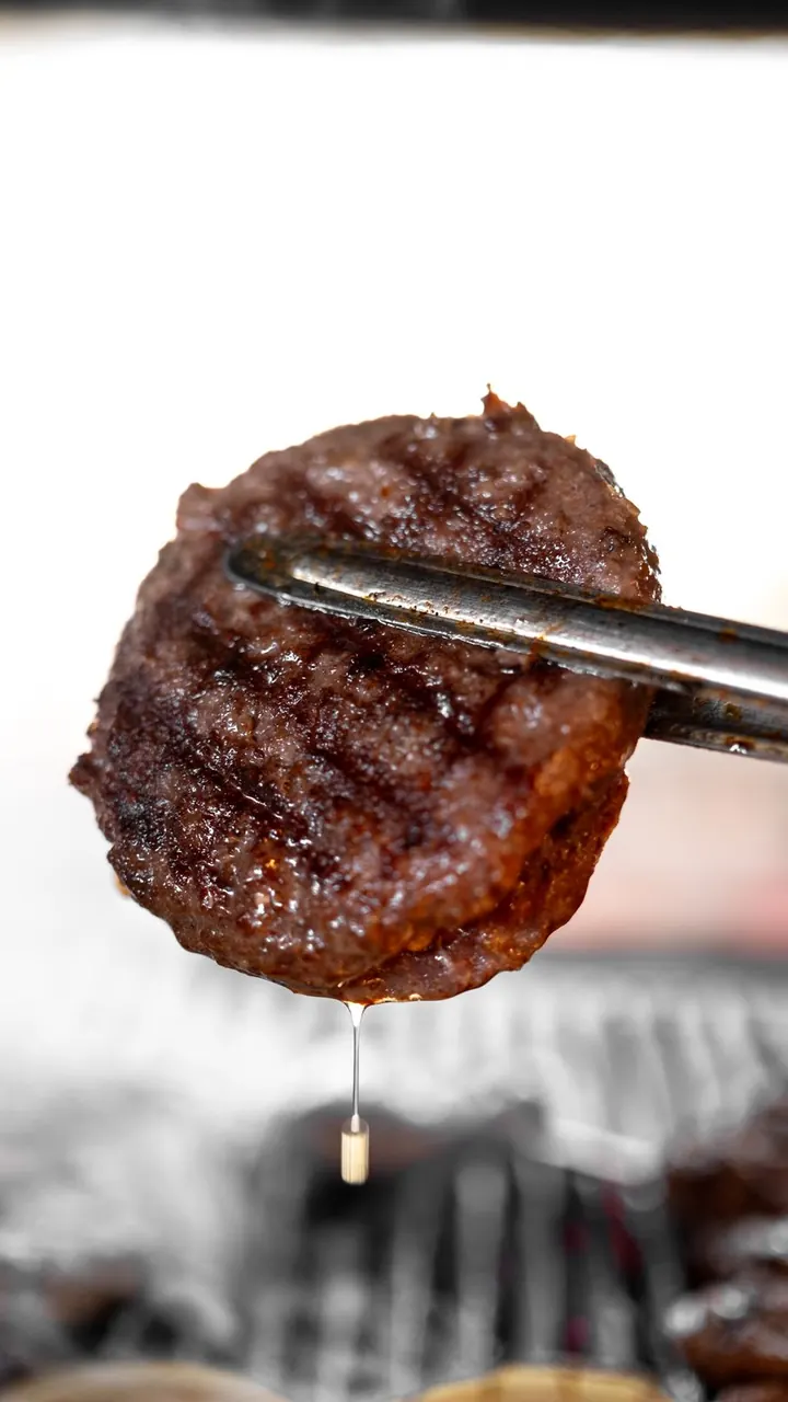 Hamburguesa de res a la parrilla en primer plano, Brasa & Humo, San José
