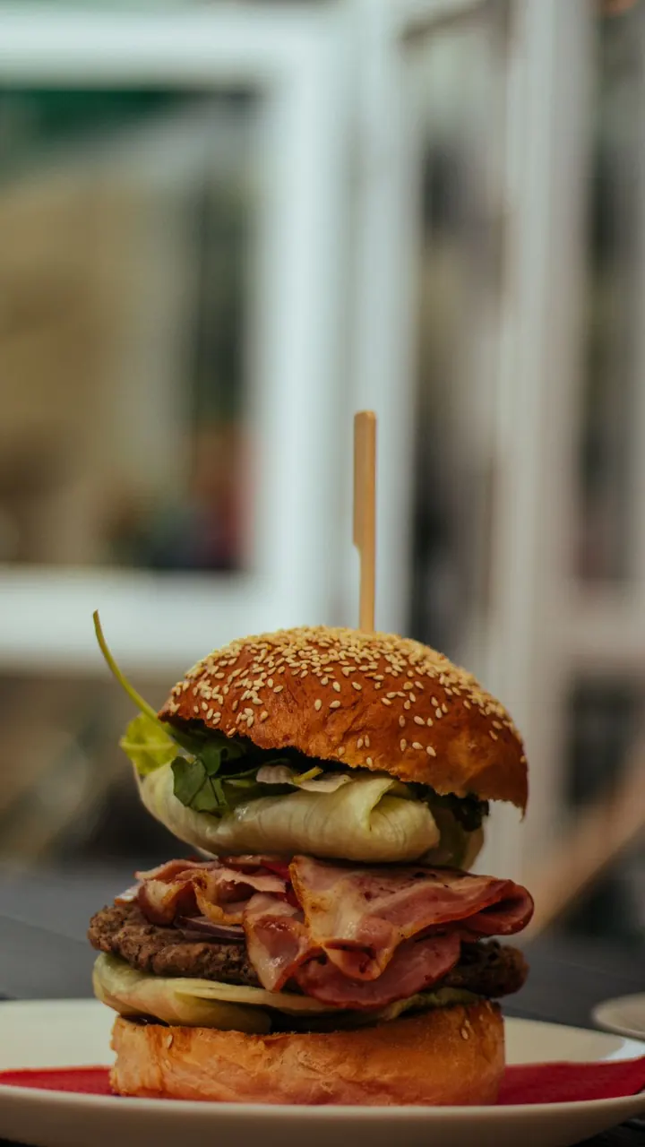 Hamburguesa con tocineta, lechuga y tomate, Brasa & Humo, San José