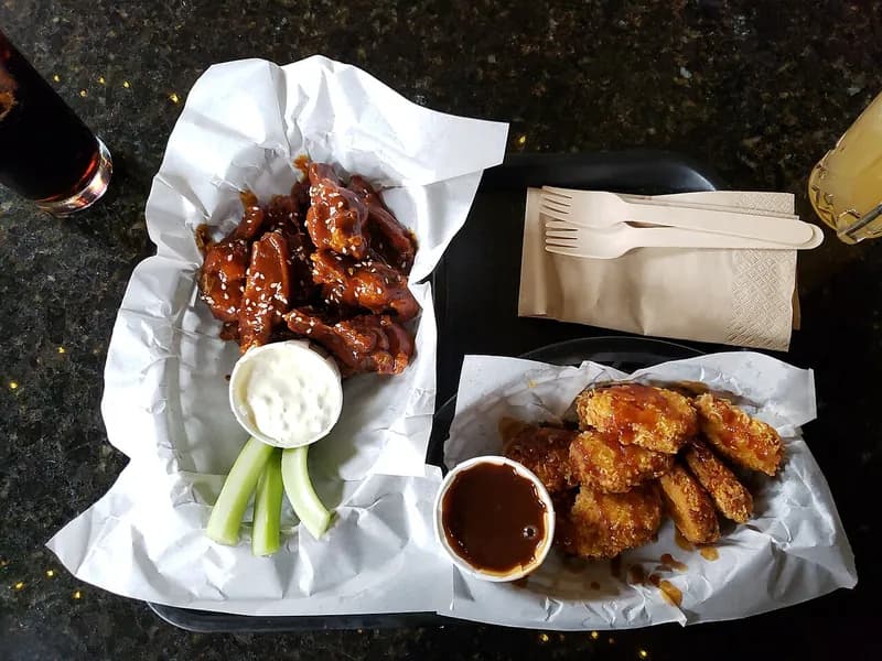 Alitas de pollo en Brasa & Humo, San José