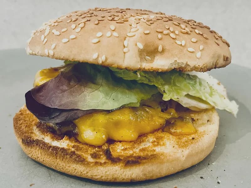 Hamburguesa Angus en pan artesanal en Brasa & Humo, San José