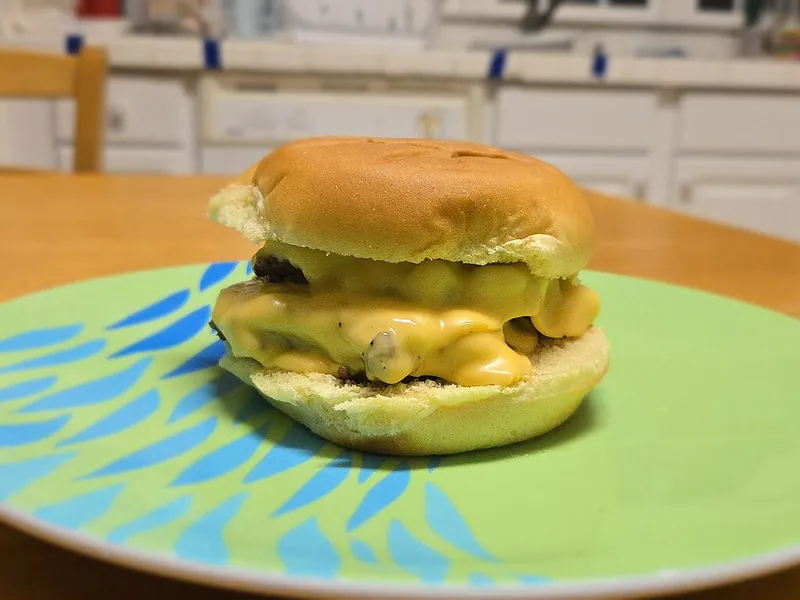 Cheeseburger en pan artesanal en Brasa & Humo, San José