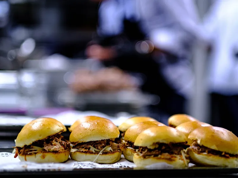 Hamburguesa de cerdo mechado en Brasa & Humo, San José