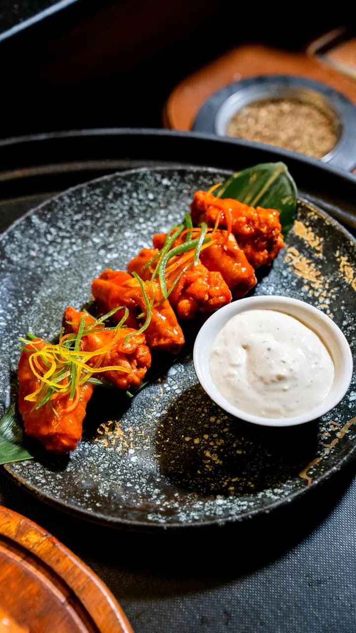 Alitas Ahumadas + Papas de la Casa en Brasa & Humo, Escazú