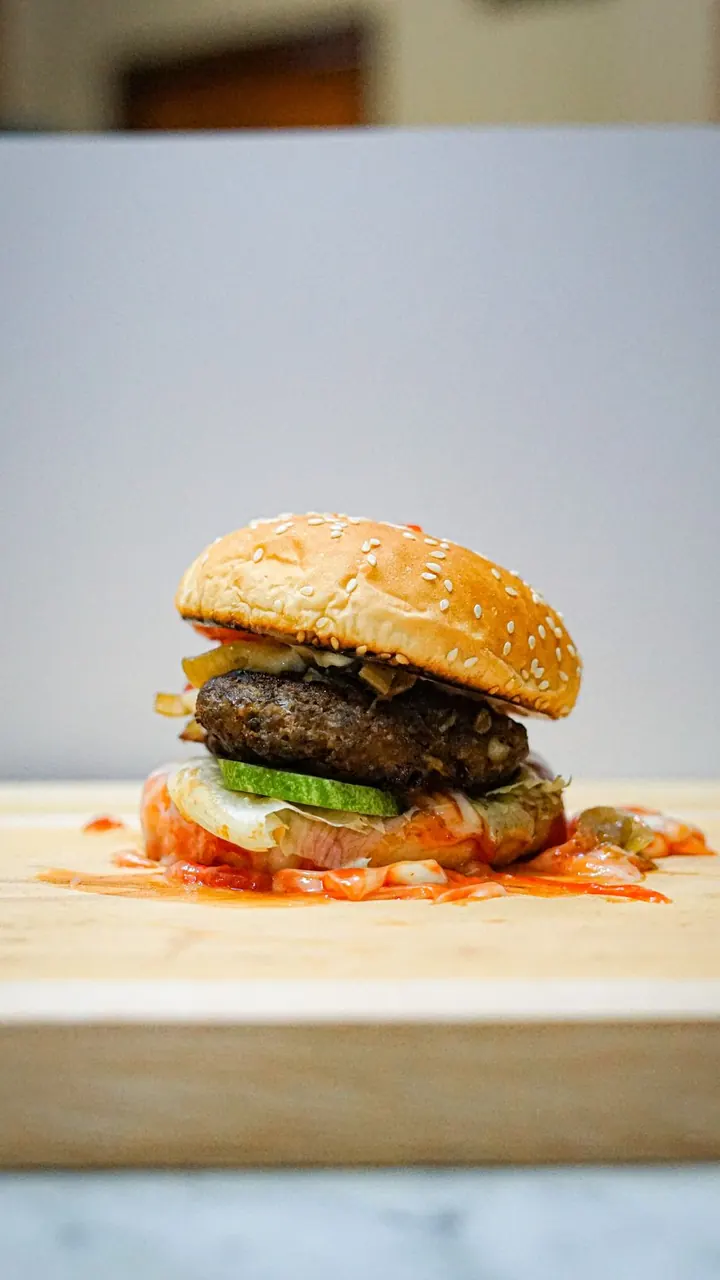 Hamburguesa de res en pan con ajonjolí sobre tabla, Brasa & Humo, San José