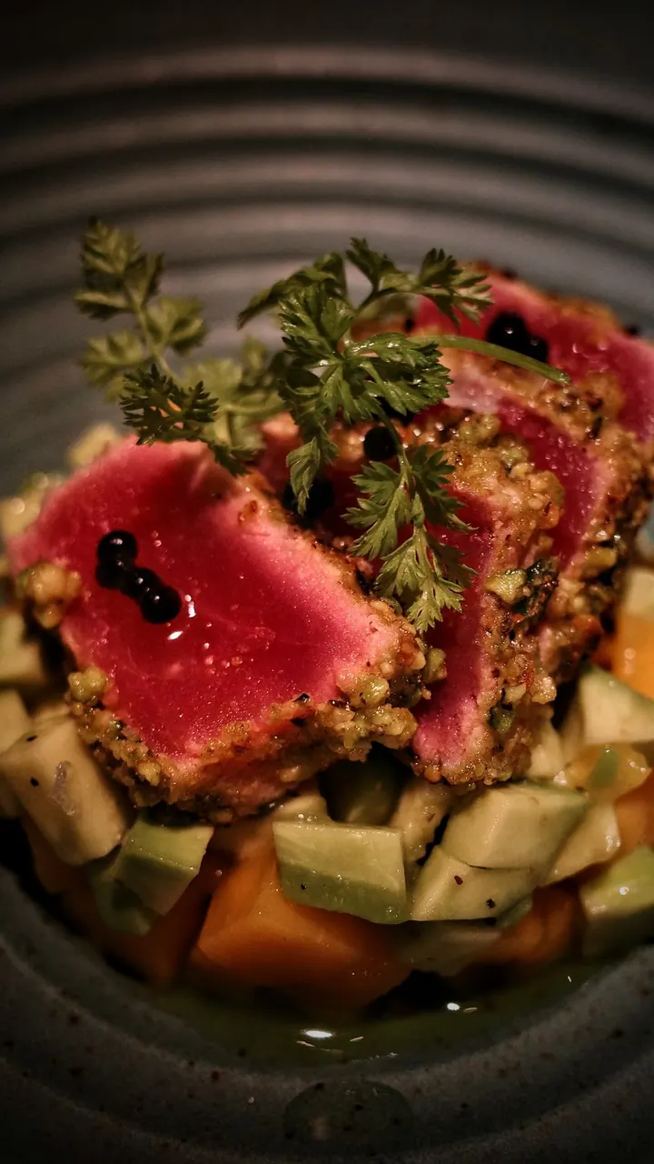 Atún sellado con aguacate y mango, Brasa & Humo, San José
