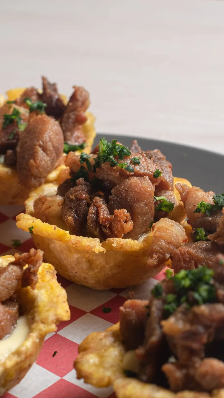 Trozos de cerdo frito servidos en canasta, Brasa & Humo, San José