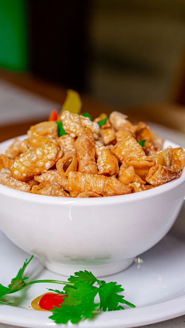 Chicharrón servido en tazón blanco, Brasa & Humo, San José