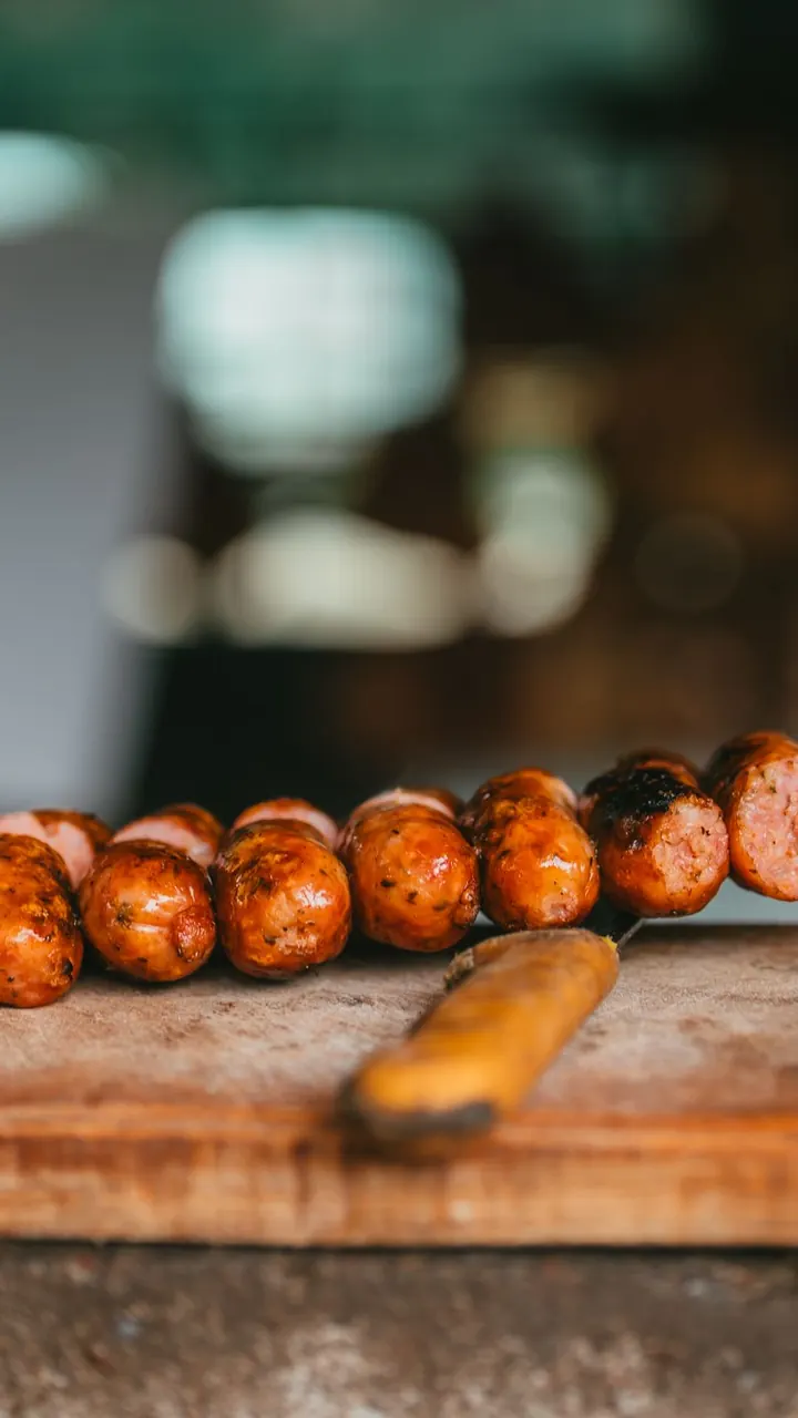 Chorizos a la parrilla sobre tabla de madera, Brasa & Humo, San José
