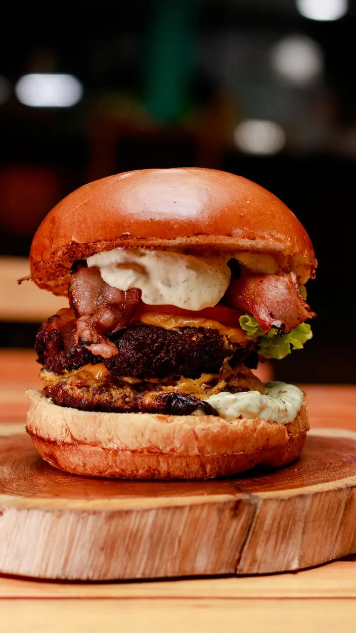 Hamburguesa en tabla de madera, Brasa & Humo, San José