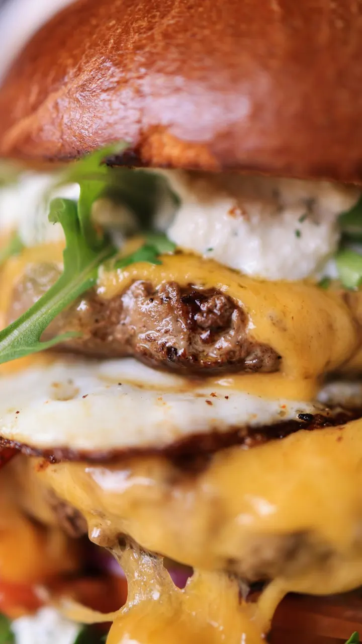 Hamburguesa con queso derretido, Brasa & Humo, San José