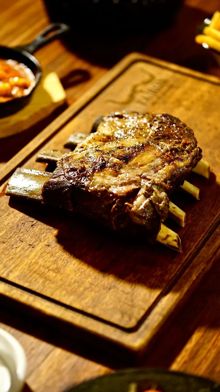 Costilla de Cerdo con acompañamiento en Brasa & Humo, Escazú