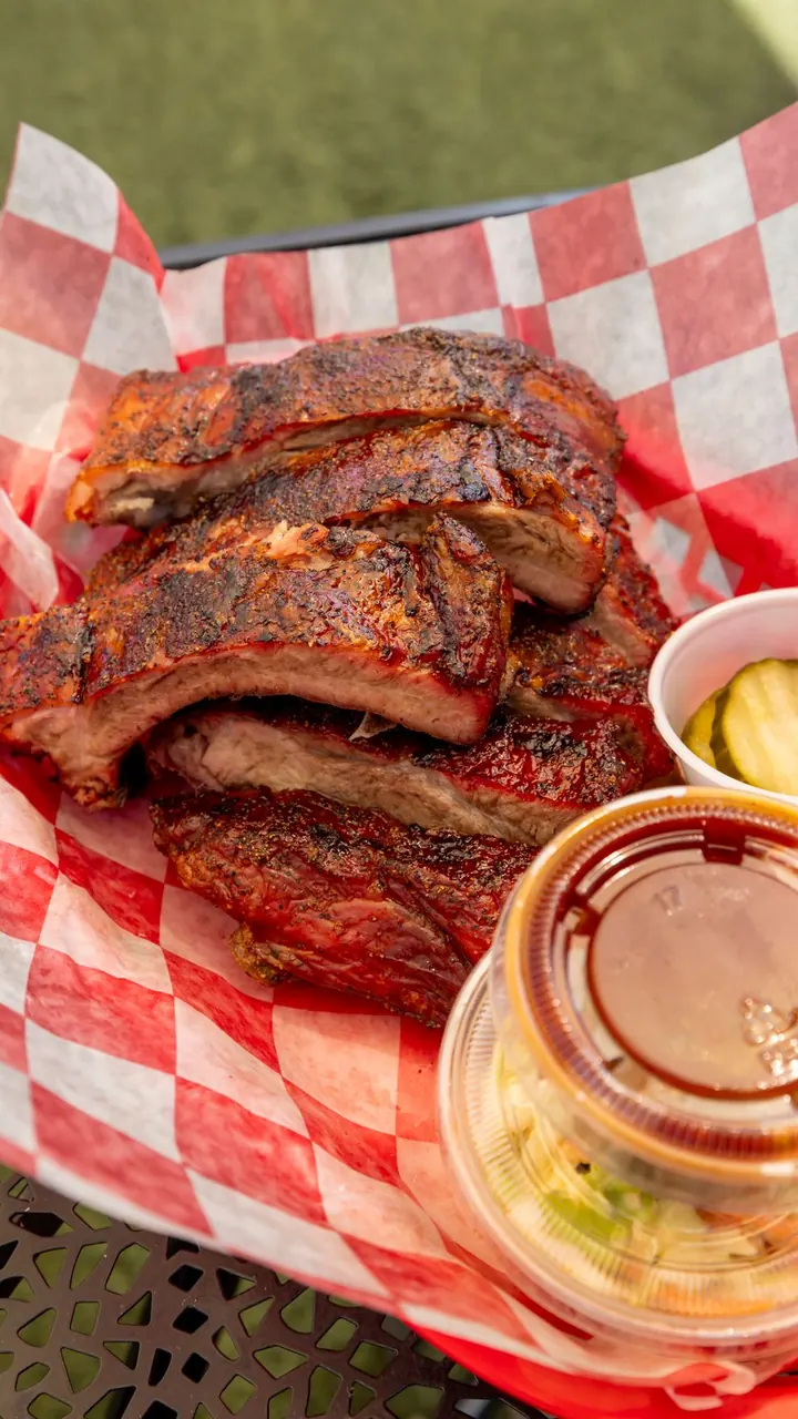 Costillas de cerdo con salsa y encurtidos, Brasa & Humo, San José