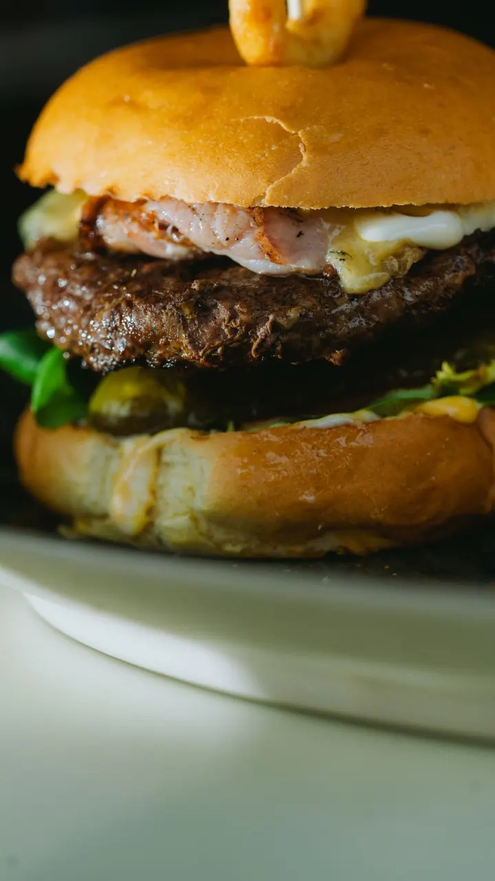 Hamburguesa servida en el restaurante, Brasa & Humo, San José