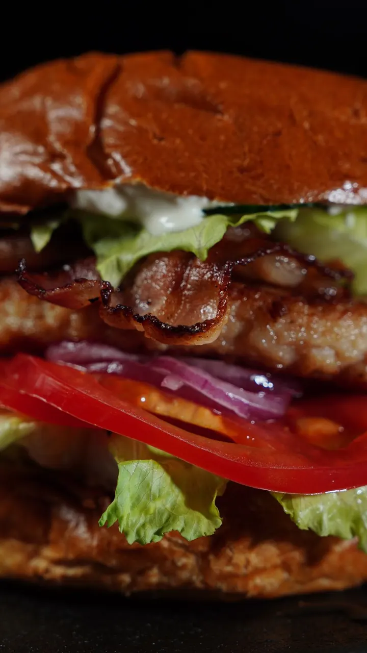 Hamburguesa vista de cerca, Brasa & Humo, San José