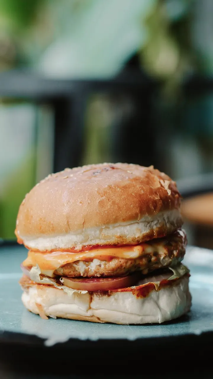 Hamburguesa servida en plato, Brasa & Humo, San José