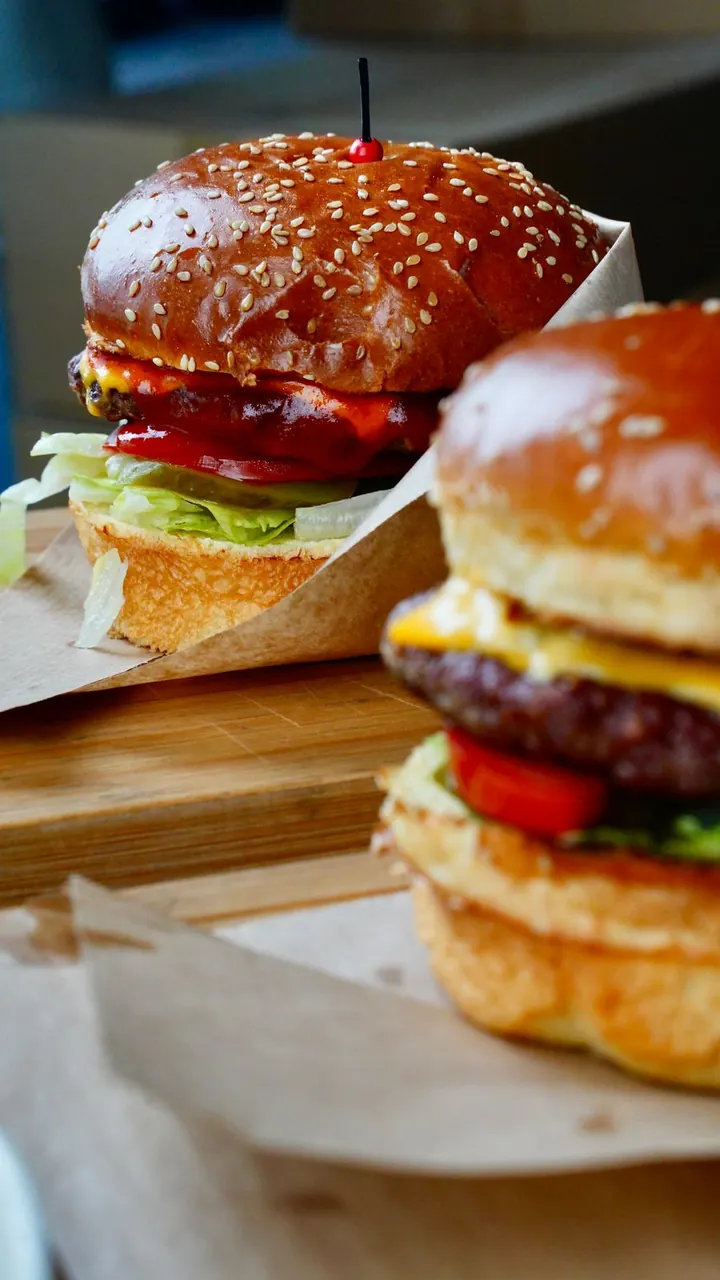 Dos hamburguesas con queso, lechuga y tomate, Brasa & Humo, San José