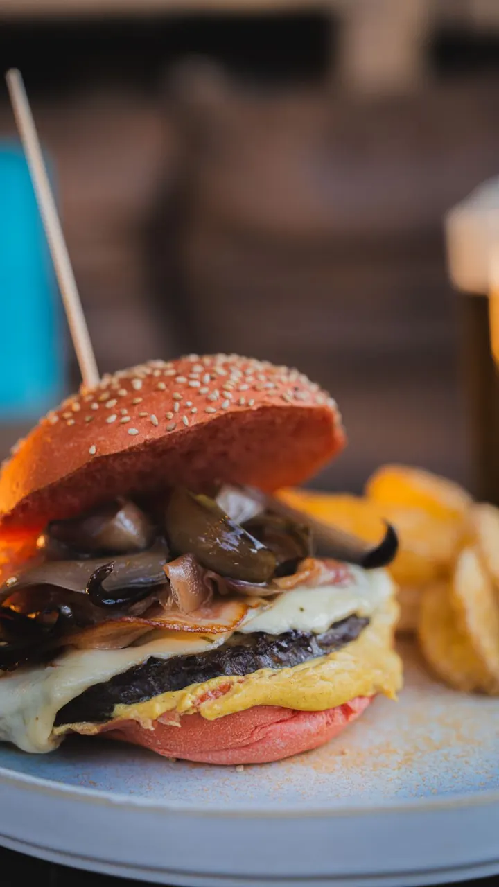 Hamburguesa con queso y papas fritas, Brasa & Humo, San José