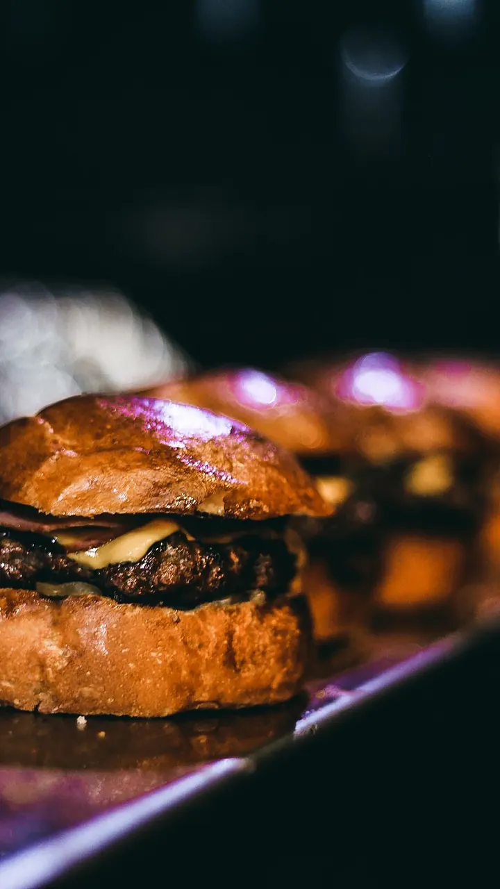 Hamburguesa vista de cerca, Brasa & Humo, San José