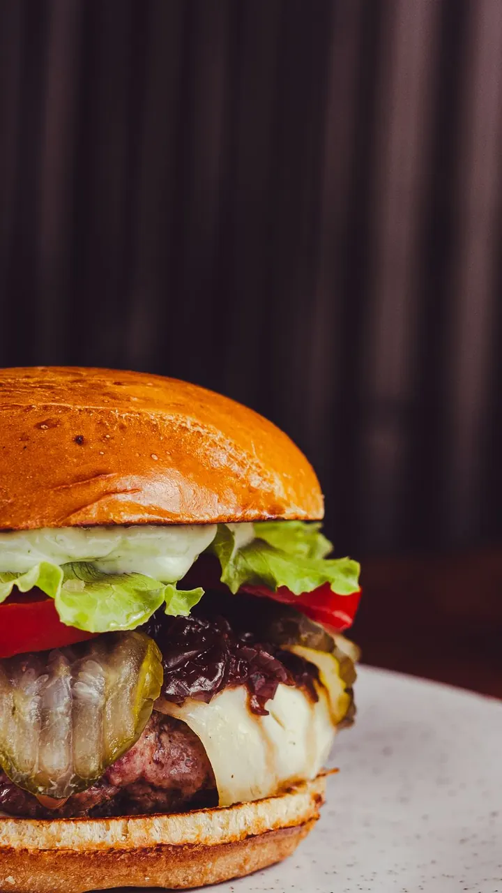 Hamburguesa con queso e ingredientes frescos, Brasa & Humo, San José