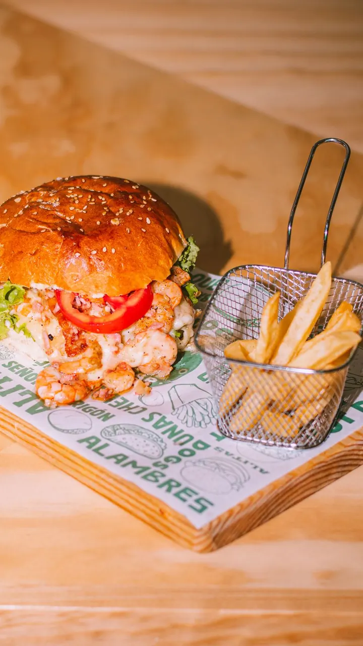 Hamburguesa con camarones y papas en tabla de madera, Brasa & Humo, San José