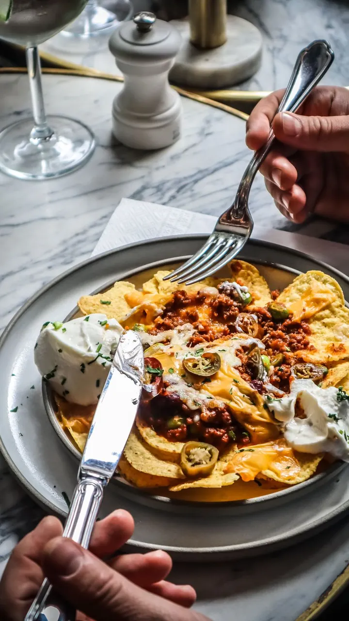 Nachos servidos en plato, Brasa & Humo, San José