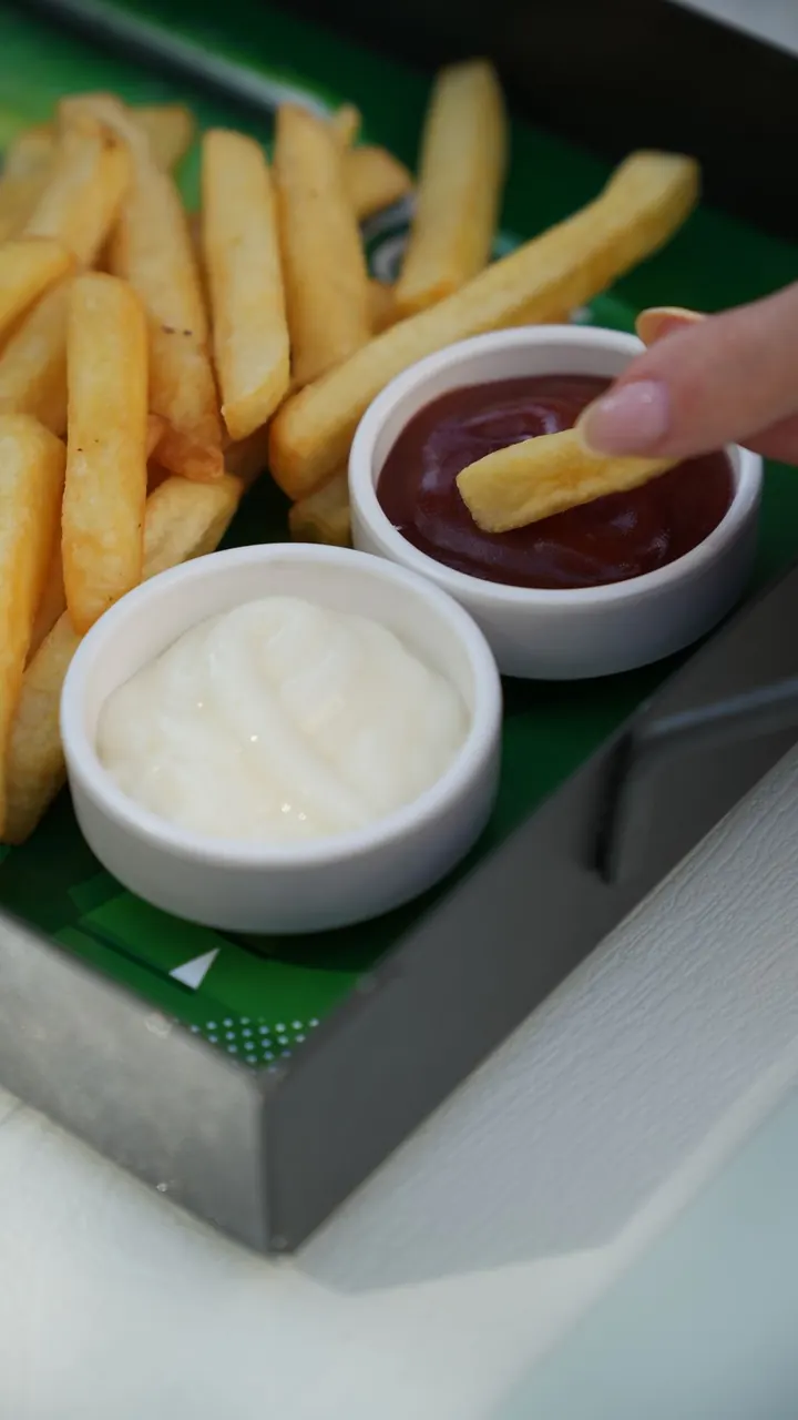 Papas fritas crujientes con salsas para mojar, Brasa & Humo, San José