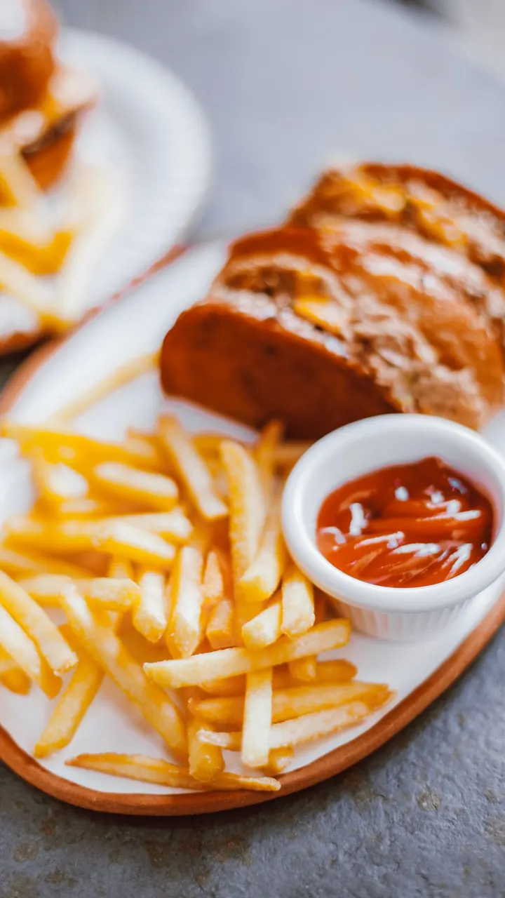 Papas fritas con salsa de tomate en plato, Brasa & Humo, San José