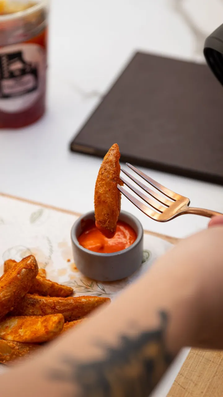 Papas en gajos doradas con salsa para mojar, Brasa & Humo, San José
