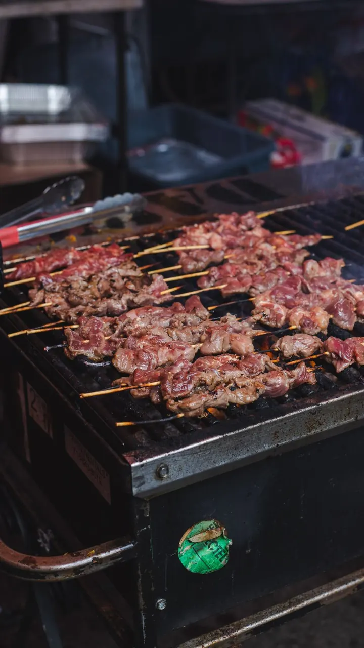 Pinchos de carne sobre la parrilla, Brasa & Humo, San José