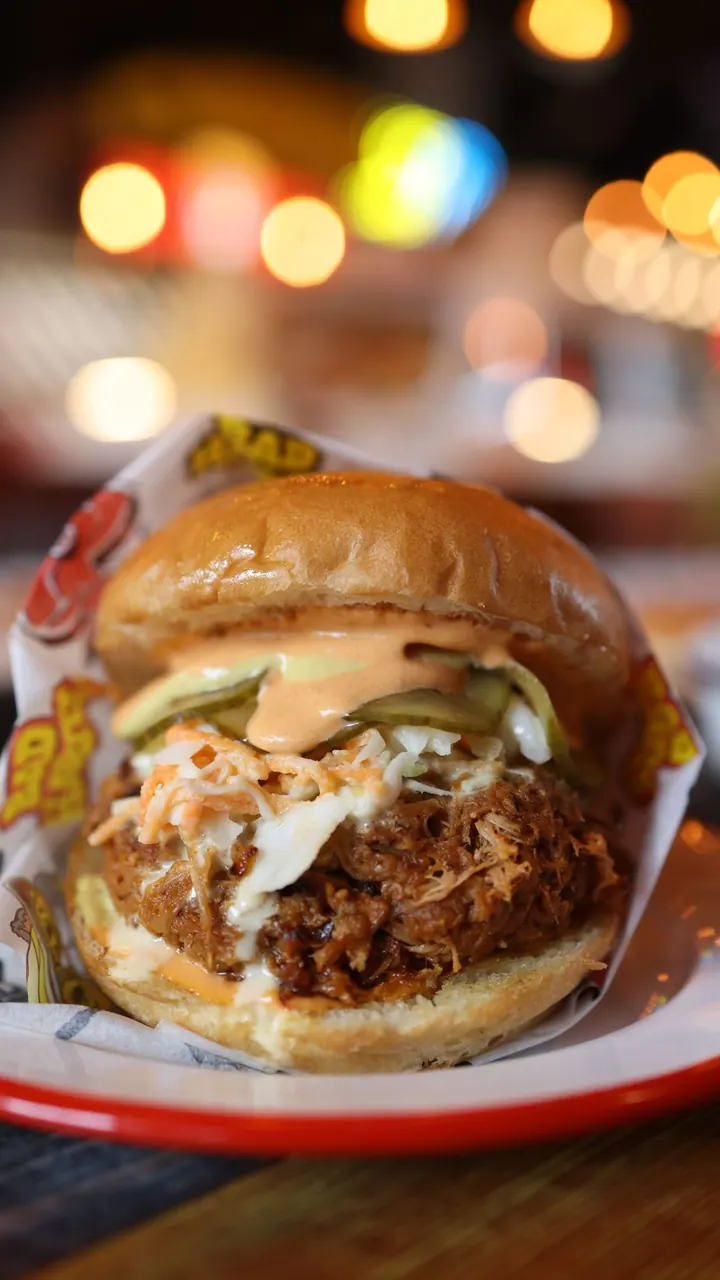 Hamburguesa de cerdo desmenuzado con repollo, Brasa & Humo, San José