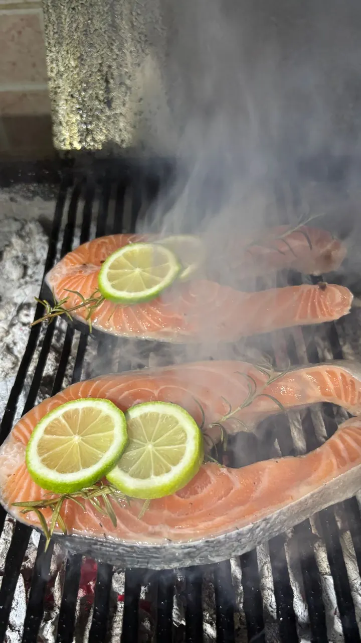 Lomo de salmón a la parrilla con limón, Brasa & Humo, San José