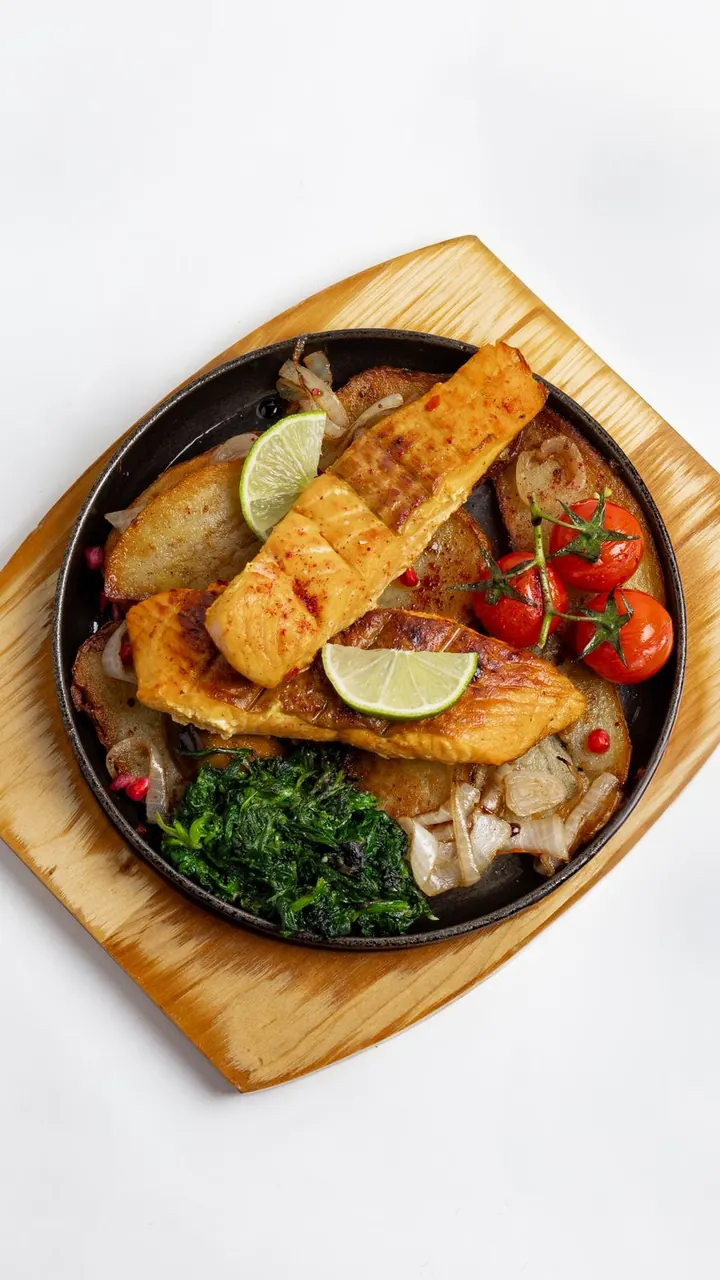 Salmón servido con vegetales y limón, Brasa & Humo, San José