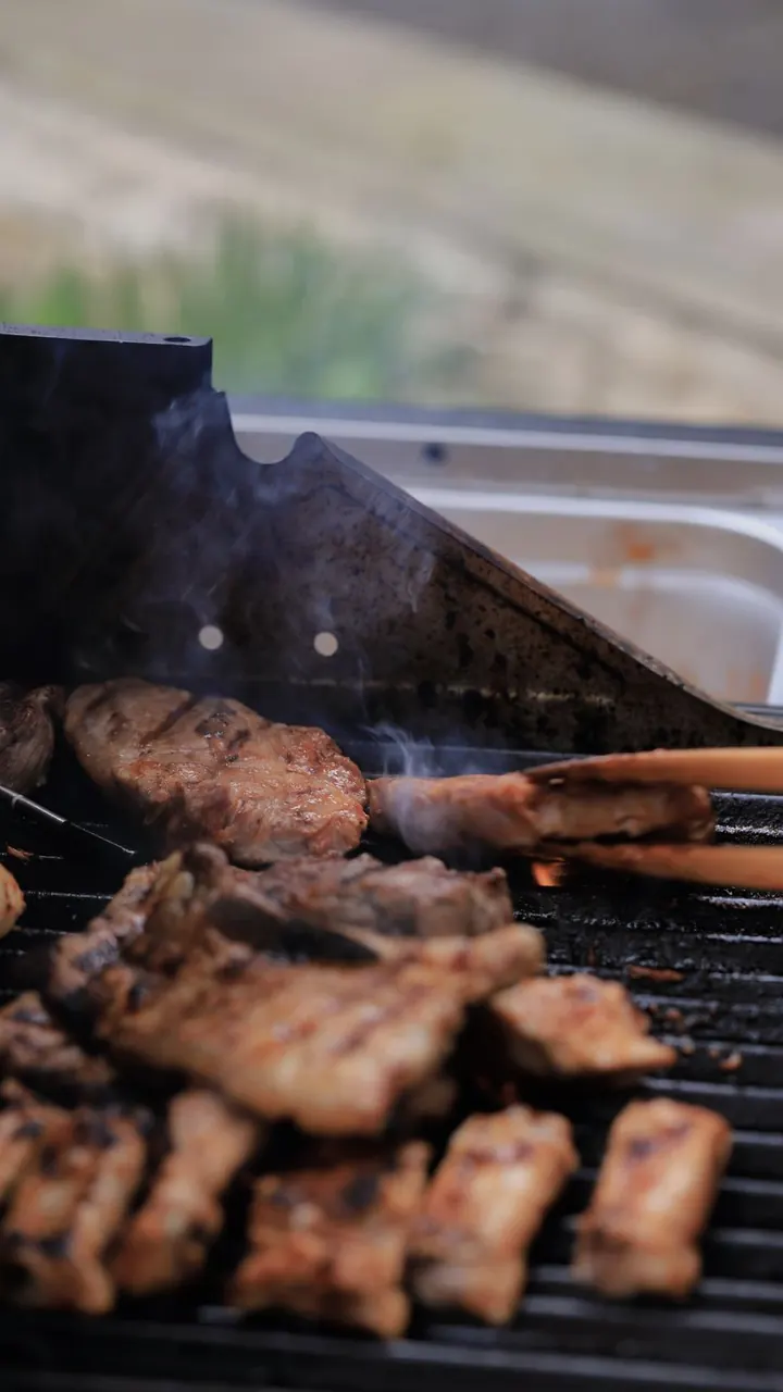 Carne asándose sobre la parrilla, Brasa & Humo, San José