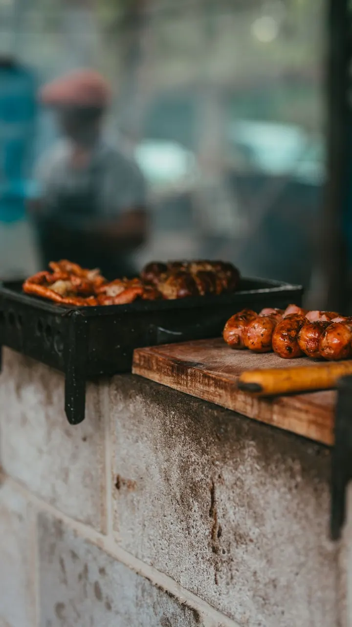 Carnes surtidas asándose a la parrilla, Brasa & Humo, San José