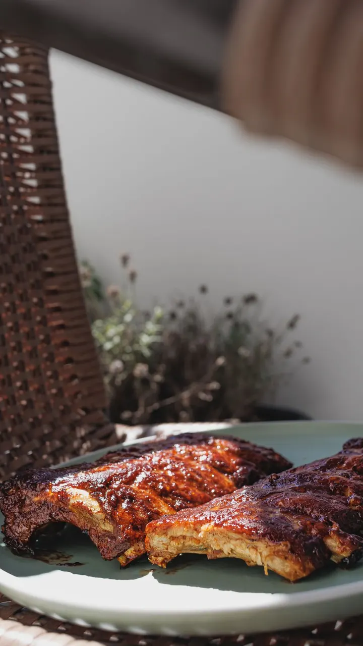 Costillas servidas en plato, Brasa & Humo, San José