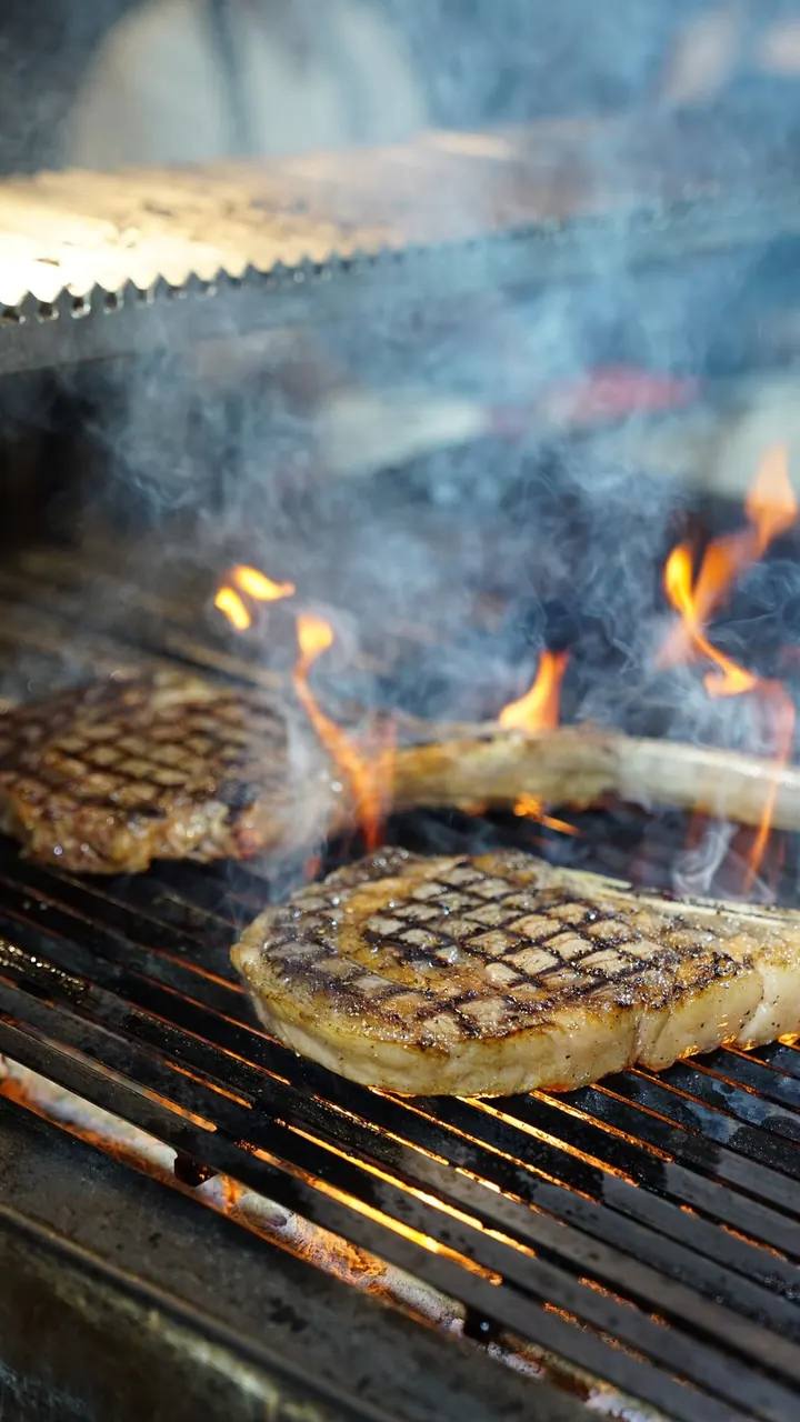 Cortes de carne sobre la parrilla al fuego, Brasa & Humo, San José